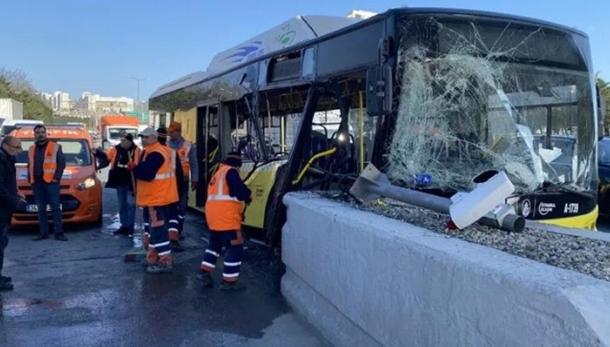 Esenyurtta İETT otobüsü beton bariyere çarptı
