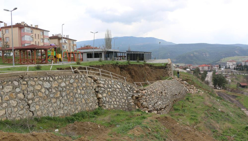 Karabük’te çocuk parkında korkutan heyelan