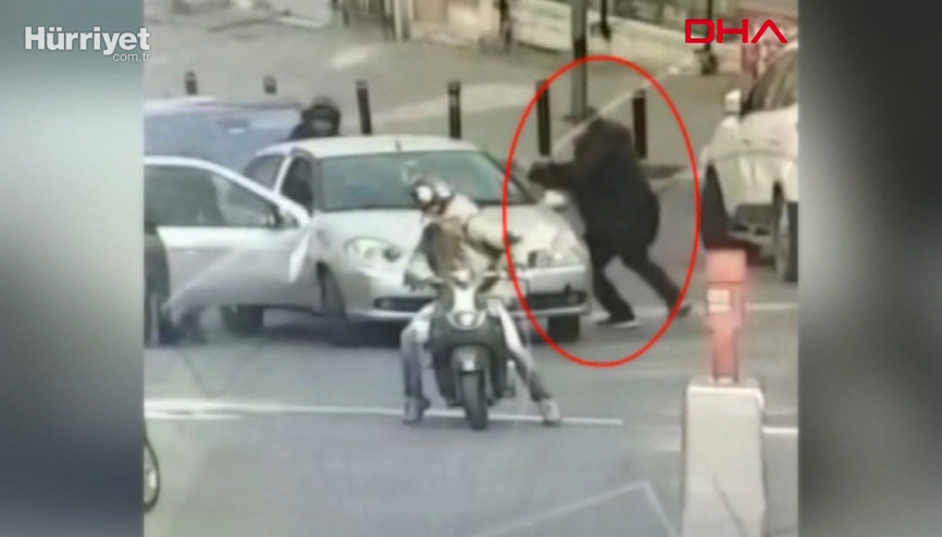 Kendisine çarpan otomobilin sürücüsünü döven yaya tutuklandı