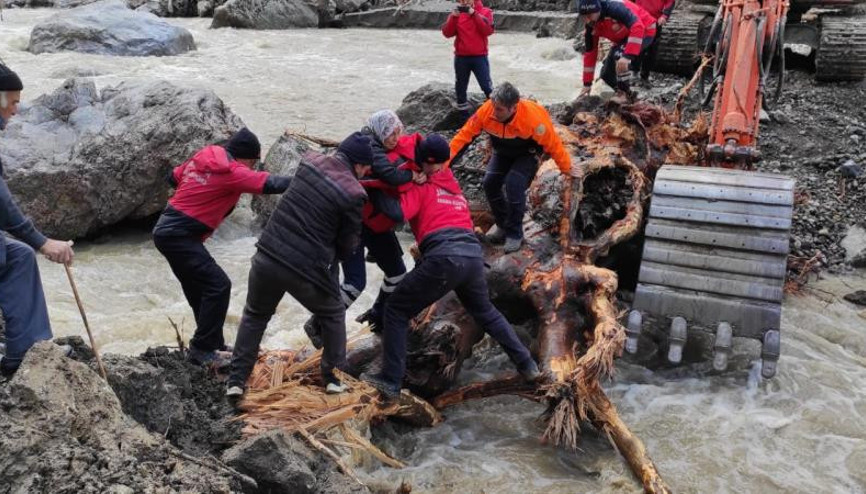Selden yol kapandı, ekipler ağaç köklerinden köprü yapıp kurtardı