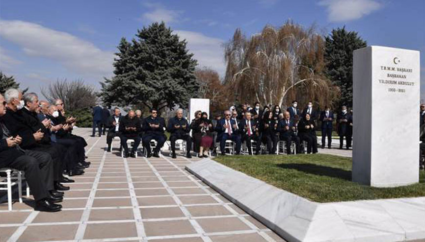 Eski TBMM Başkanı Akbulut, mezarı başında anıldı