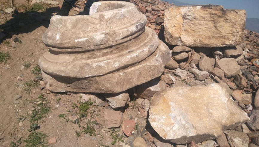 Nehir kenarında parçalanmış halde atılan tarihi eser bulundu