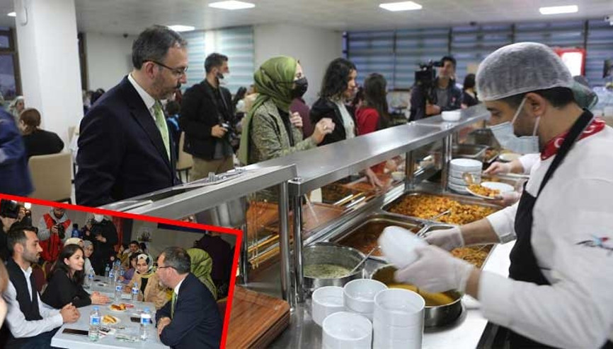 Bakan Kasapoğlu öğrencilerle yemek sırasına girdi Bakan Kasapoğlu öğrencilerle yemek sırasına girdi