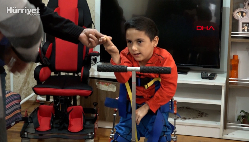 Babasının borularla hazırladığı düzenekte yürümeye çalışan Efenin cihazları alındı Babasının borularla hazırladığı düzenekte yürümeye çalışan Efenin cihazları alındı