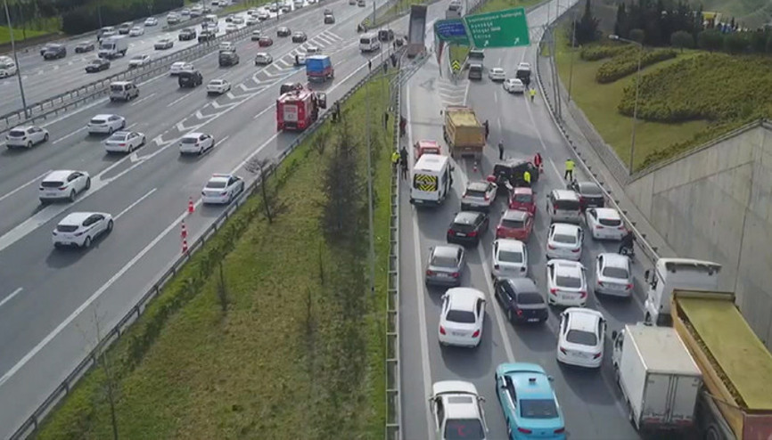 Seyrantepede damperi açık kalan kamyon yön tabelasına çarptı: Yol trafiğe kapandı