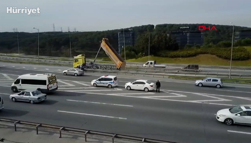 Seyrantepede damperi açık kalan kamyon yön tabelasına çarptı