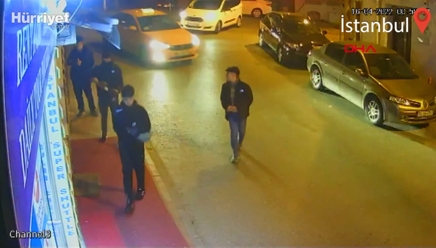 Fatihte cam vitrinden çaldıkları şapkaları giyip yollarına devam ettiler