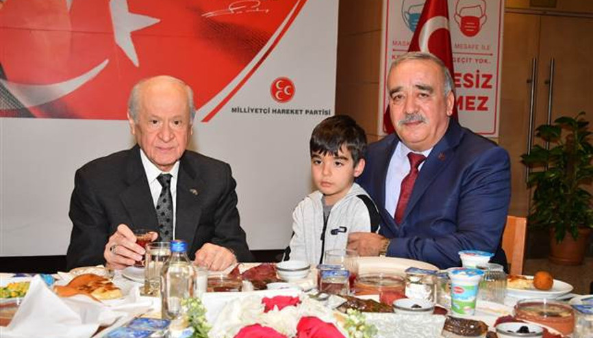 Bahçeli, şehit aileleriyle iftar yemeğinde bir araya geldi