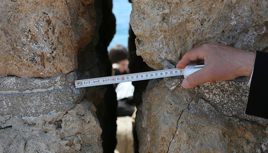 Antalyada her gün binlerce kişinin yürüdüğü mendirekte çatlaklar büyüdü Bu sözlerle uyardı: Önlem alınmazsa çökebilir