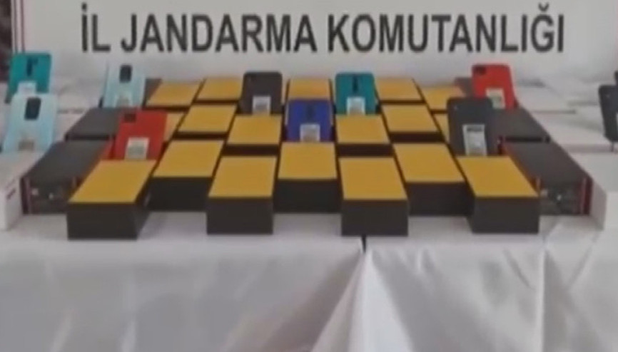 Dünyaca ünlü markalara ait kaçak cep telefonlarını alışveriş sitelerinde satacaklardı 4 şüpheli yakalandı