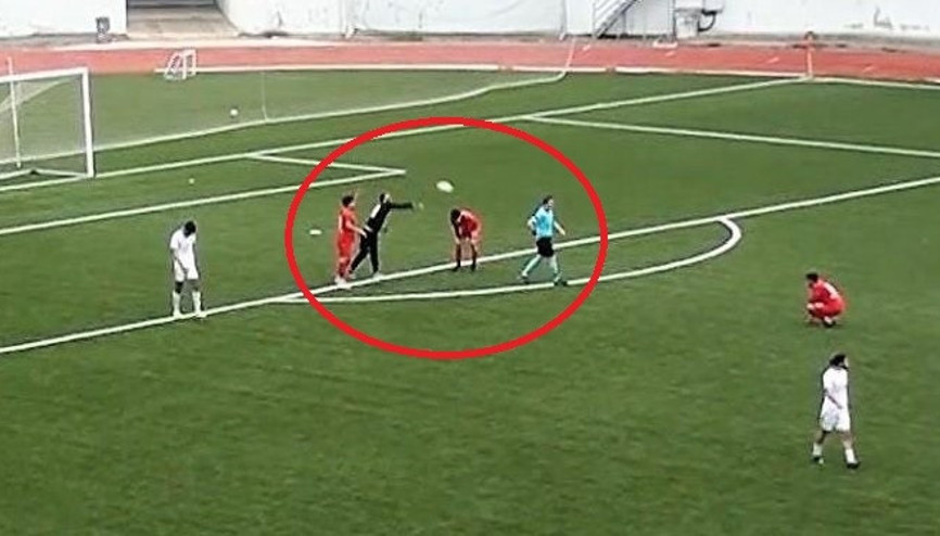 Kırmızı kart görünce hakeme top fırlattı Süper Amatör Lig...