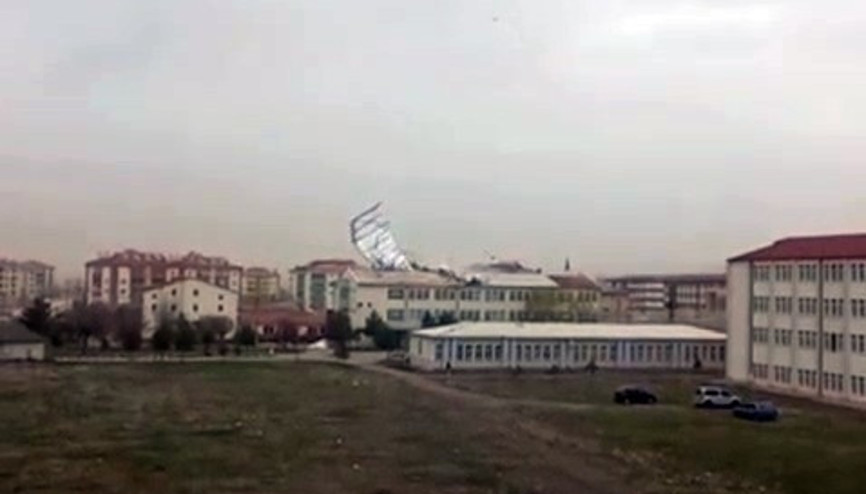 Sivasta fırtına okulun çatısını uçurdu