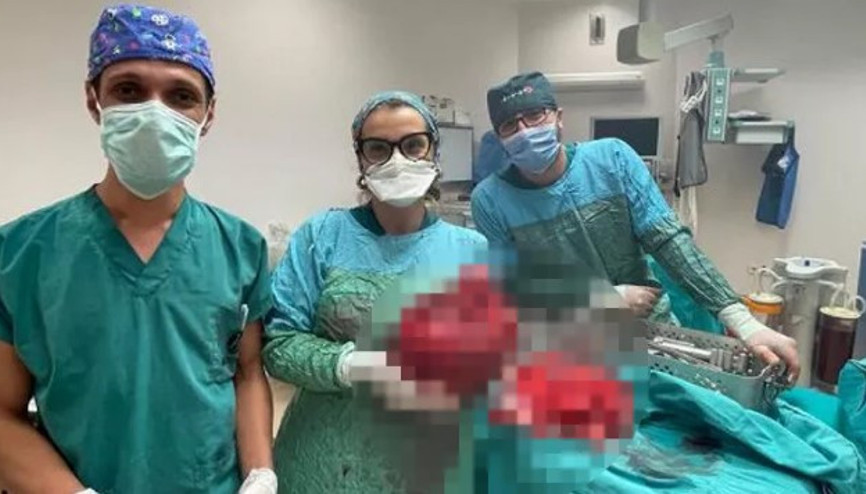 Ağrı şikayetiyle gittiği hastanede karnından 6 kiloluk kitle çıkarıldı Ağrı şikayetiyle gittiği hastanede karnından 6 kiloluk kitle çıkarıldı