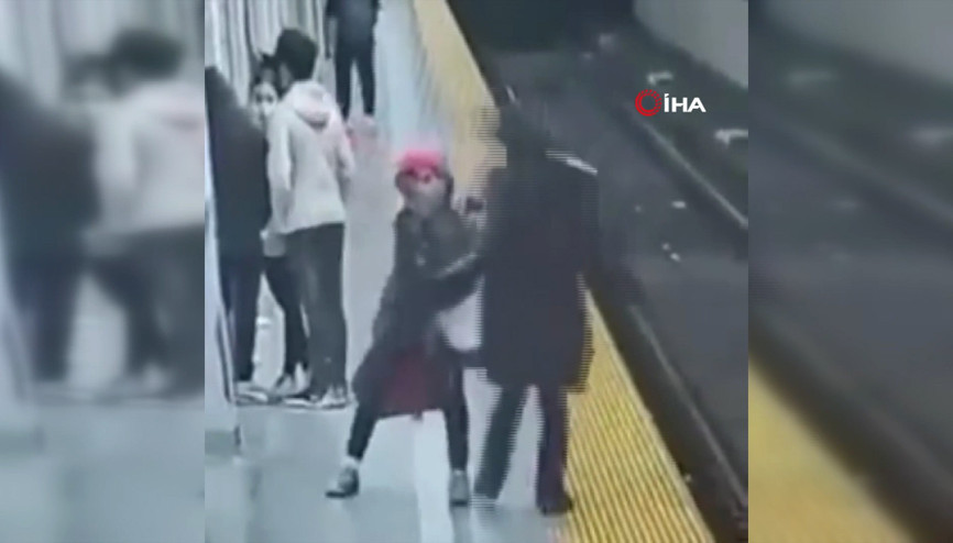Kanada’da metro istasyonunda bekleyen kadın raylara itildi