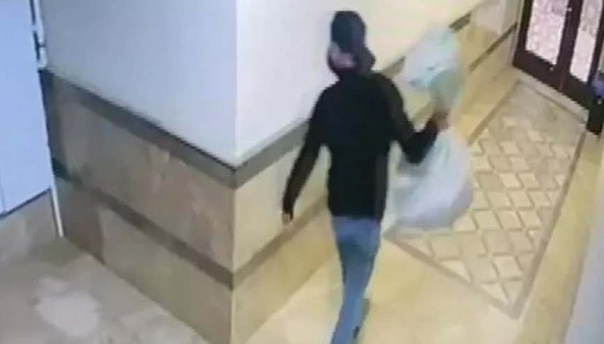 Bağcılarda daire kapılarını açamayınca bir çuval ayakkabı çaldı