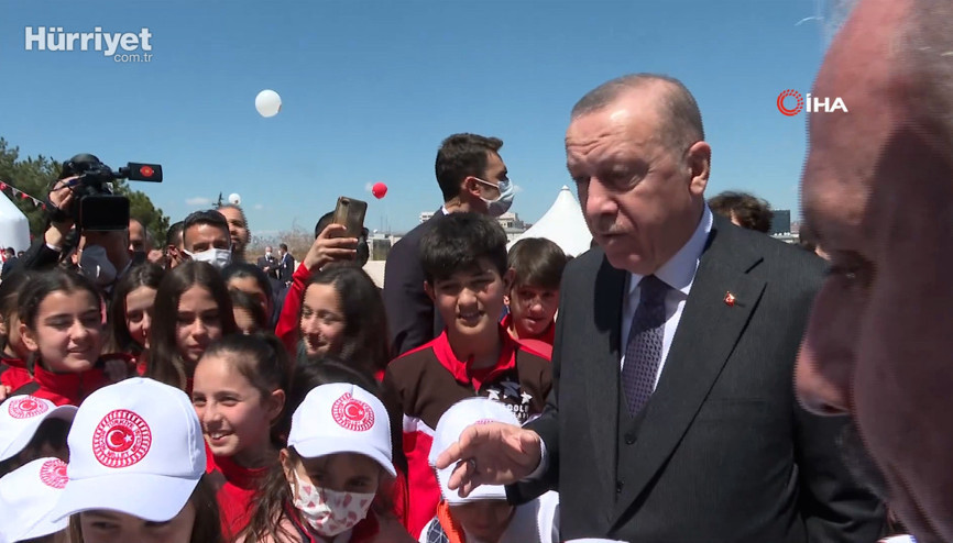 Cumhurbaşkanı Erdoğan, Meclis’te  karşılaştığı çocuklarla uzun süre sohbet etti
