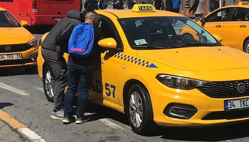Taksimde bu kez turistler, taksicilerle pazarlık yaptı Taksimde bu kez turistler, taksicilerle pazarlık yaptı