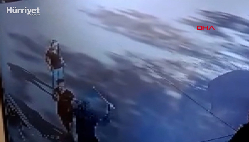 KADESten kızını kaçırmakla suçladığı eşinin evinin önüne sopayla geldi