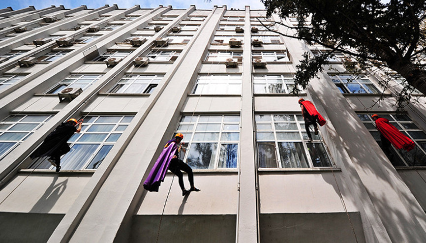 Hastane duvarına tırmanıp kanser hastası çocuklara 23 Nisan hediyesi verdiler