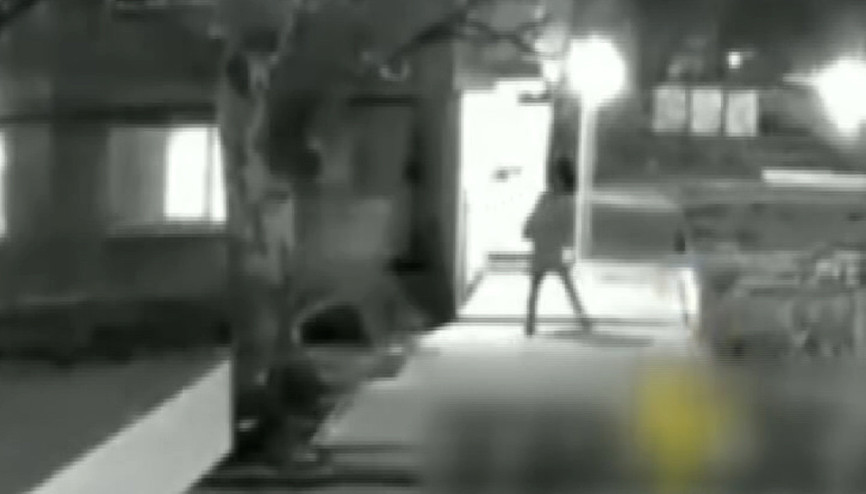 Ukraynalı sivillerin Rus bombardımanından kaçtığı anlar görüntülendi