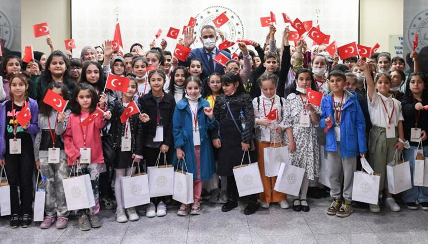 ‘Çiçekler’ Özer’i ziyaret etti