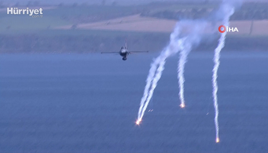 SOLOTÜRK’ün Şehitler Abidesi’ndeki gösterisi nefes kesti