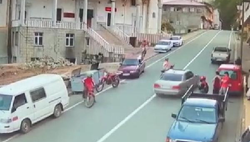 El freni çekilmeyen otomobilin geri kaydığı panik anları kamerada El freni çekilmeyen otomobilin geri kaydığı panik anları kamerada