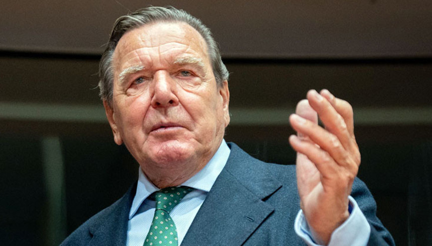 ‘Schröder istifa etmezse partiden atılmalı’