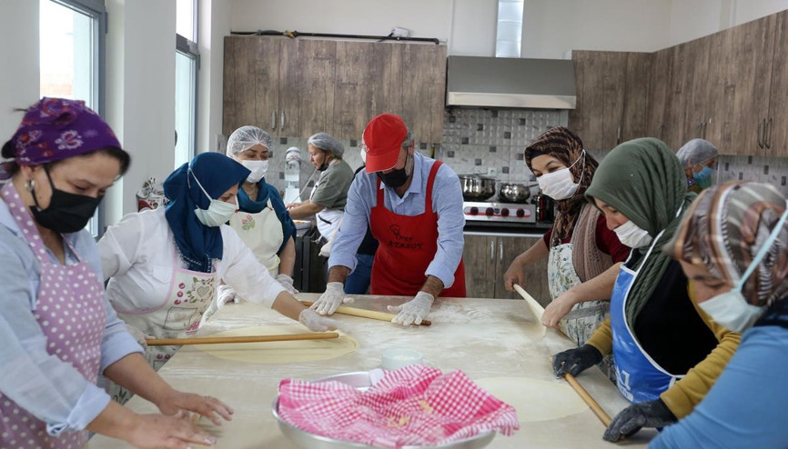 Kursiyerlerden bayram tabağı