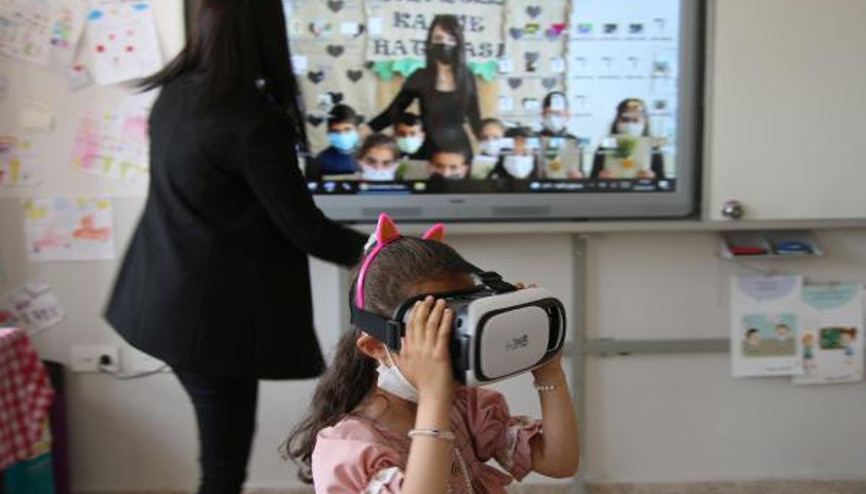 Öğrenciler, merak ettikleri yerleri sanal gözlükle gezdi Öğrenciler, merak ettikleri yerleri sanal gözlükle gezdi