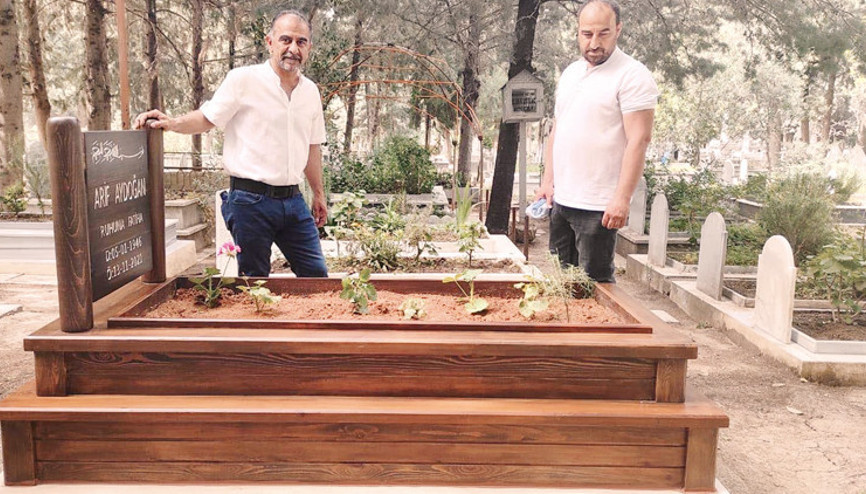 Marangoz babaya ahşap mezar