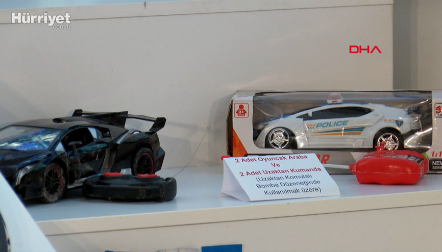 Hücre evinden çıkan oyuncak polis arabaları