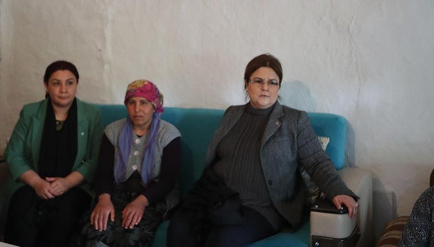 Bakan Yanıktan Şeyma Demirin ailesine taziye ziyareti Bakan Yanıktan Şeyma Demirin ailesine taziye ziyareti