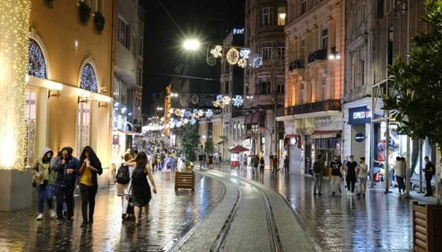 ‘Yaşamak, elde kadeh Beyoğlu…’