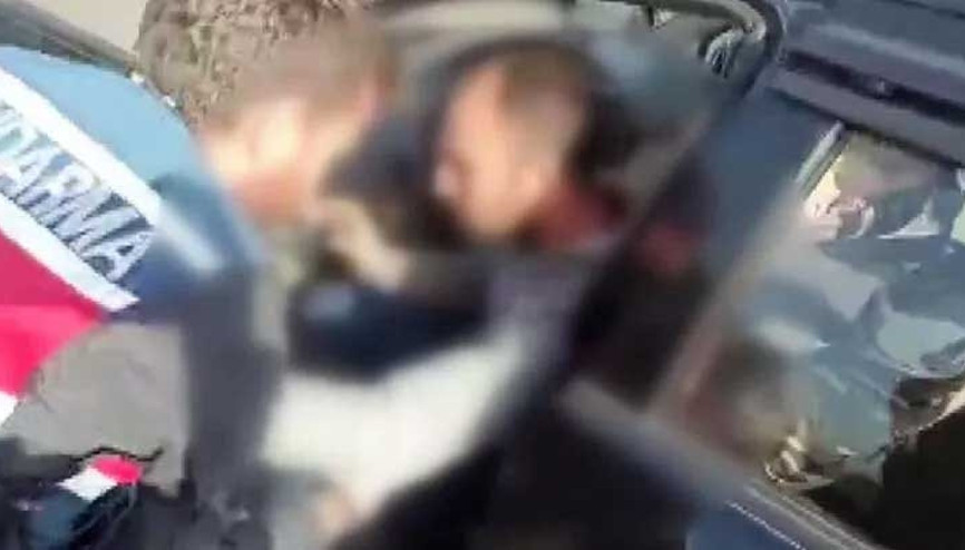 Kırmızı gülün altından uyuşturucu çıktı