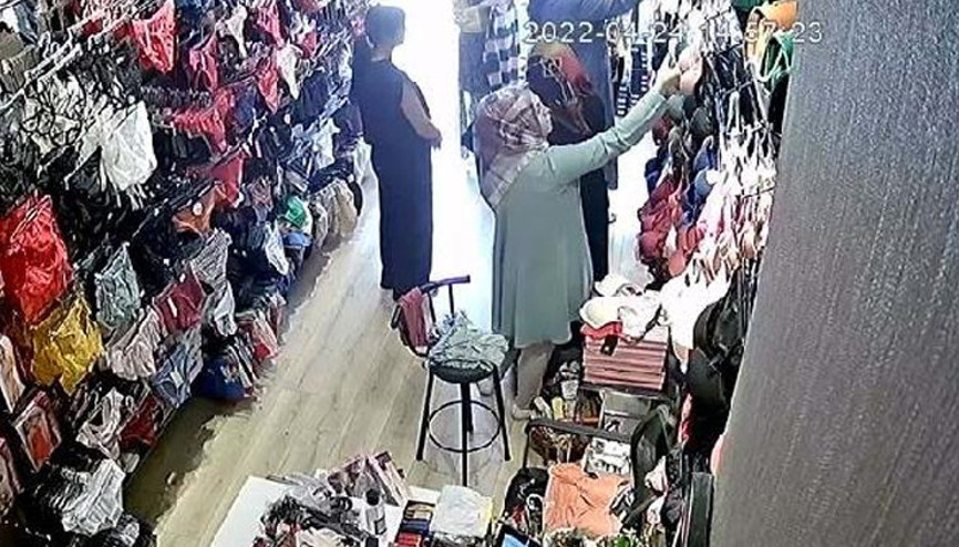Mağazada iç çamaşırı hırsızlığı kamerada
