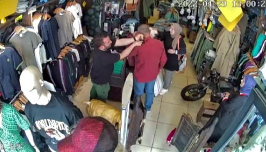 Beğendiği gömleği giyip parasını ödemeden çıktı