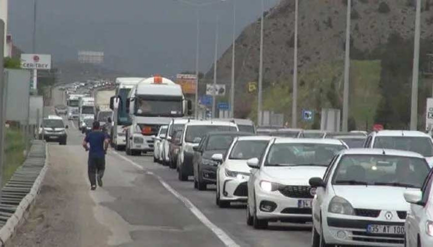 43 ilin geçiş noktasında trafik yoğunluğu