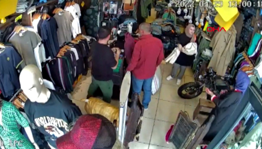 Beğendiği gömleği üzerine giyip ödeme yapmadan gitti İşte o anlar...