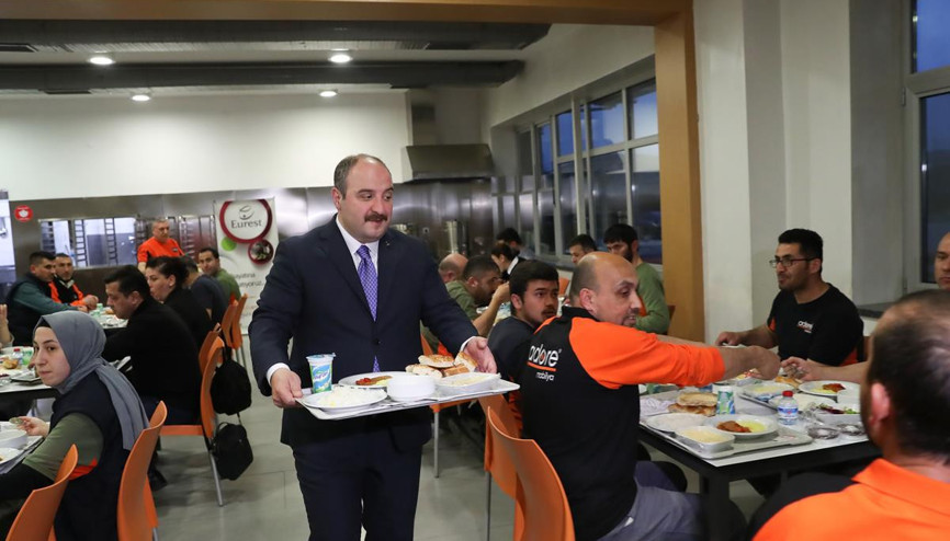 İşçilerle iftar yaptı