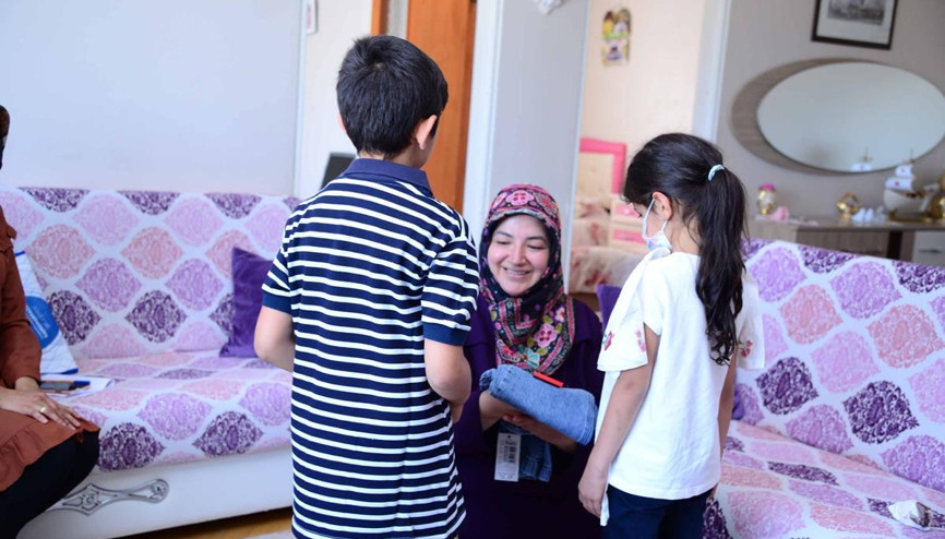 300 çocuğa bayramlık