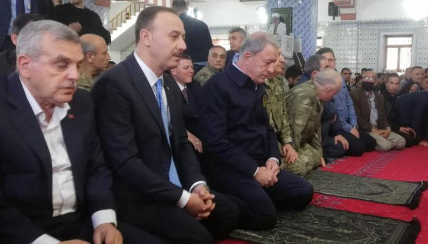 Bakan Akar bayram namazını Balıklıgöl’de kıldı