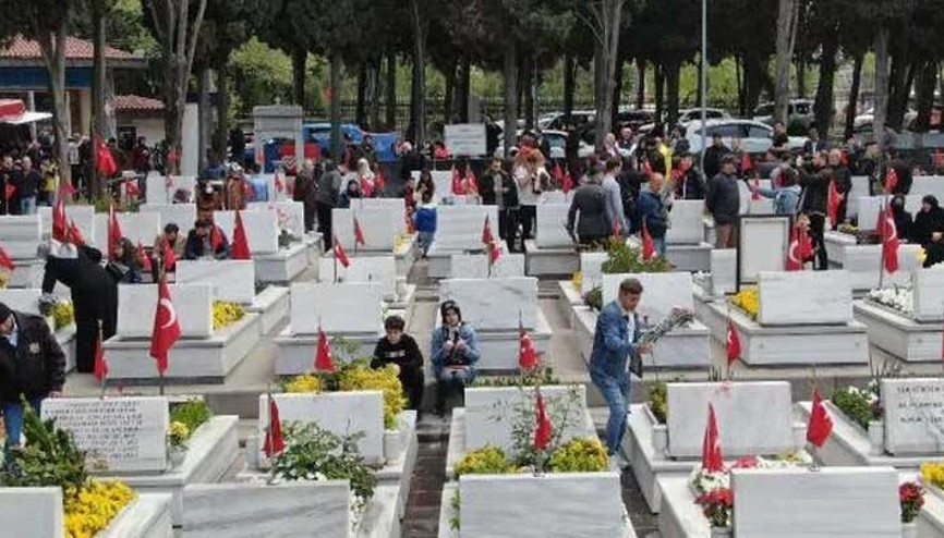 Şehitlikte buruk bayramı