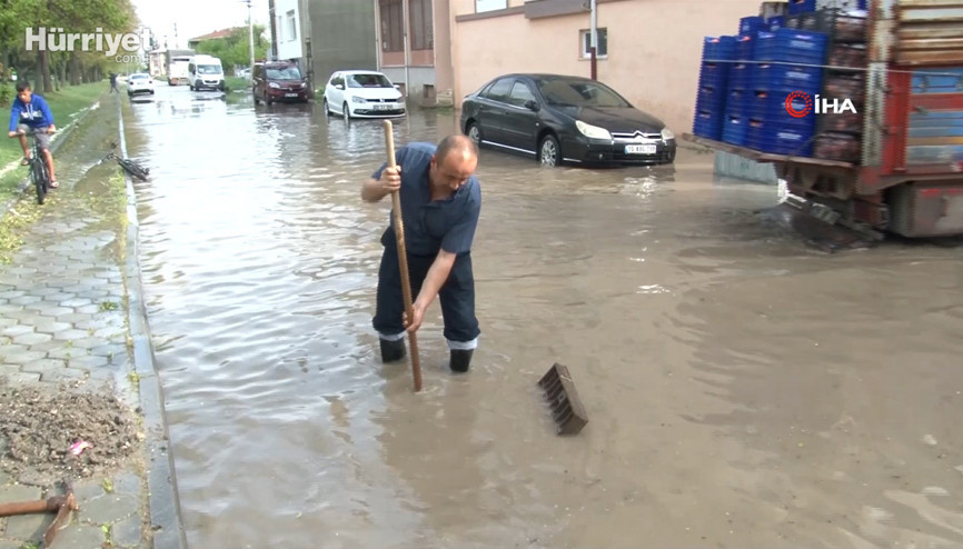 Eskişehir’de yollar göle döndü, küreği alan vatandaş rögara koştu