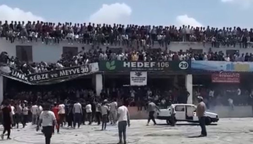 Antalyada festivalde faciadan dönüldü Balkon ve platform çöktü, araçta yangın çıktı