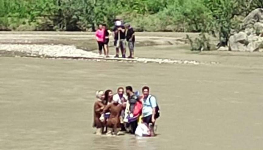 Pikniğe gittikleri kanyonda su seviyesi yükselince mahsur kaldılar