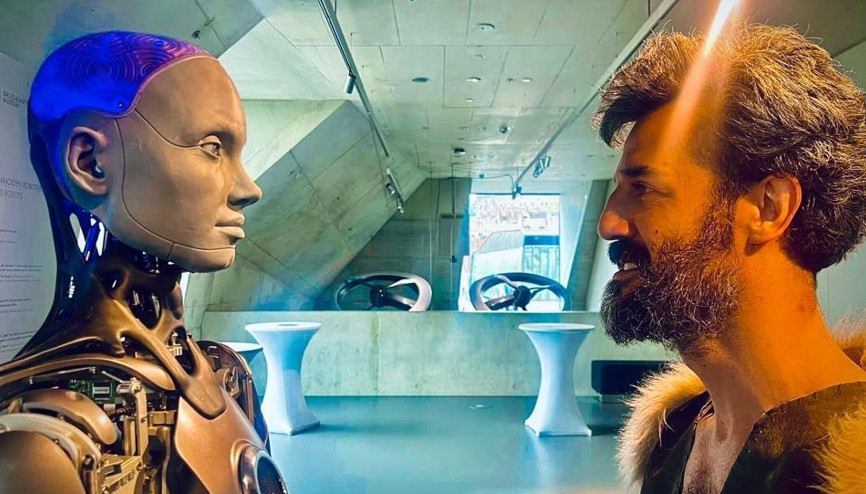 Sahnede bir robot ve bir insan