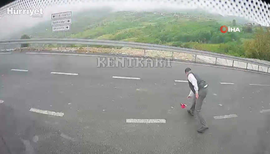 Şoför, belediye otobüsünü durdurup, yerdeki Türk bayrağını aldı