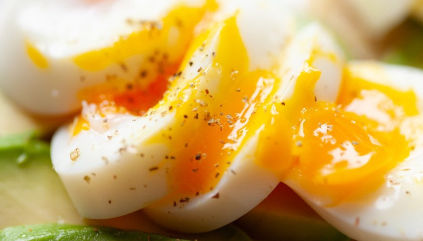 Yumurta nasıl haşlanır, ne kadar sürede pişer Katı, rafadan ve kayısı kıvamında haşlanmış yumurta için pişirme süresi ve püf noktaları