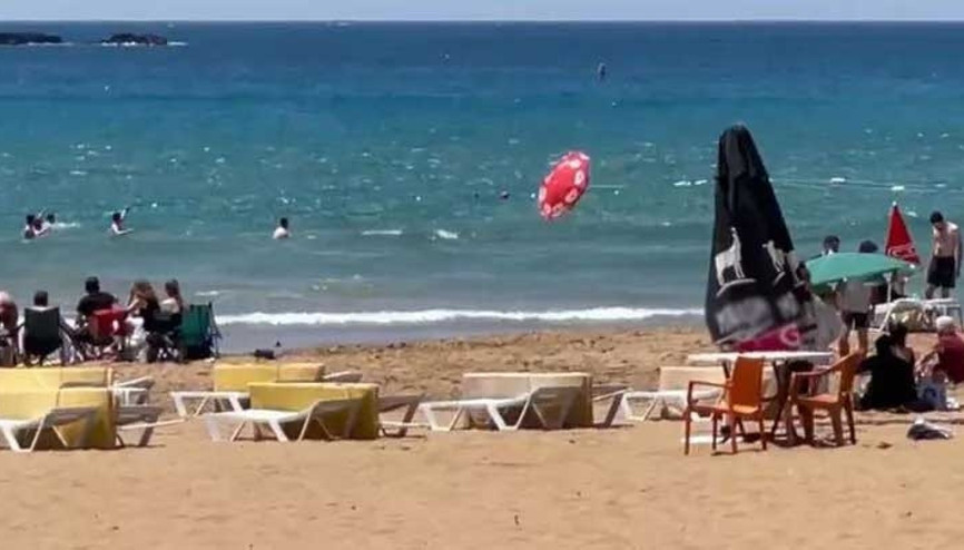 Alanyada rüzgar şemsiyeyi uçurdu, tatilciler korku dolu anlar yaşadı